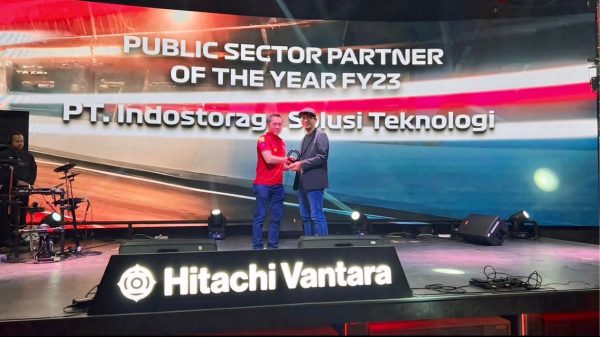 6761b9c2e76f5-pt-indostorage-solusi-teknologi-raih-penghargaan-public-sector-partner-of-the-year-fy23_1265_711